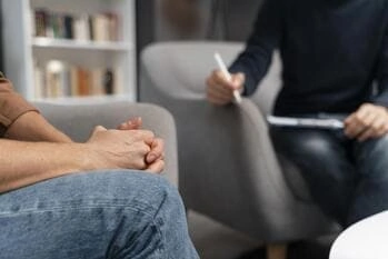 доктор разговаривает с пациентом